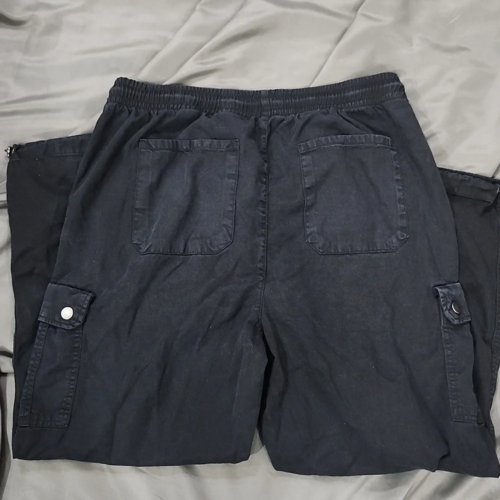 Women's Black Cargo Pants Size 8-10! - Picture 3 of 3